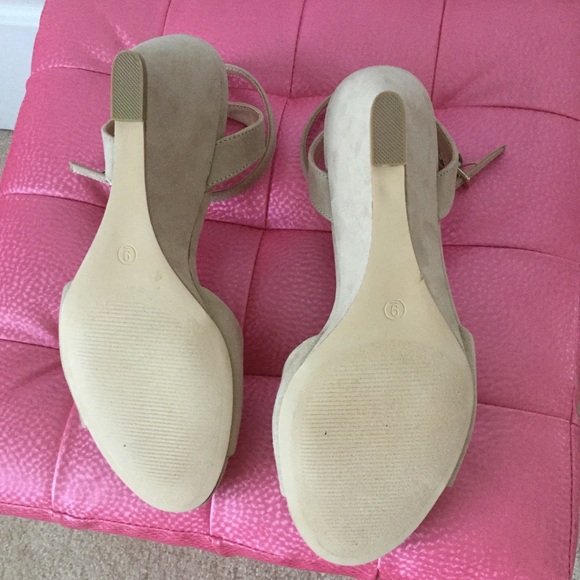 Ankle Strap Nude Suede Wedges New w/ Box - Picture 8 of 8